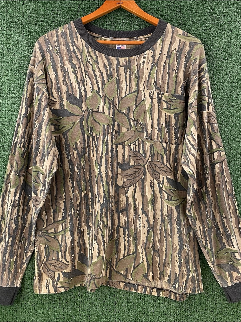 VTG 80’s Realtree Tree Bark Camo Pocket Long Sleeve Distressed T-Shirt Medium